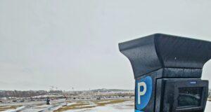 Stefnt að gjaldskyldu á bílastæðum Háskóla Íslands Mynd af stöðumæli í boga Háskóla Íslands