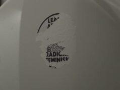 Villandi límmiðar á klósettum háskólans