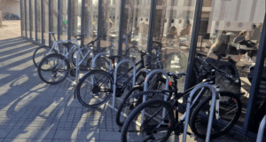 Færra starfsfólk HÍ notaði vistvænar samgöngur 2022 en 2020