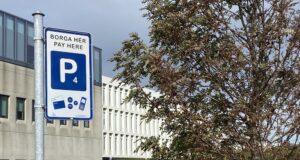 Styttist í gjaldtöku bílastæða