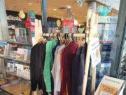 Nýtnir stúdentar skiptast á fötum á Háskólatorgi