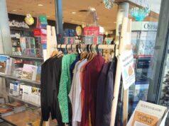 Nýtnir stúdentar skiptast á fötum á Háskólatorgi