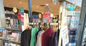 Nýtnir stúdentar skiptast á fötum á Háskólatorgi