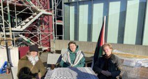 Fengu kennara frá opinberlega zíonískri  menntastofnun Félagið 'Stúdentar fyrir Palestínu' safnar meðlimum fyrir utan Háskólatorg