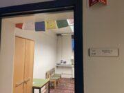 Bænaherbergi í HÍ, jákvæð þróun í átt að fjölbreytileika og trúfrelsi Bænaherbergi opið öllum í kjallara Aðalbyggingarinnar. Stúdentafréttir/Alma Sól Pétursdóttir.