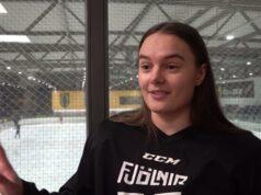 Með skautana á ísnum og höfuðið í bókunum – Íshokkístjarna í meistaranámi