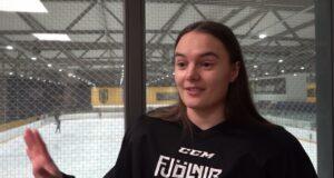 Með skautana á ísnum og höfuðið í bókunum – Íshokkístjarna í meistaranámi