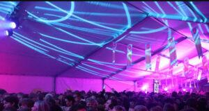 „Besta Októberfest hingað til” Mynd af fólki að skemmta sér á Októberfest