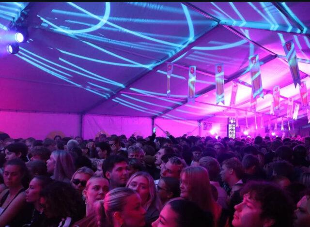 Mynd af fólki að skemmta sér á Októberfest