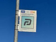 Ostur eða áskrift? Skiptar skoðanir á bílastæðum við HÍ Parka skilti við Háskóla Íslands