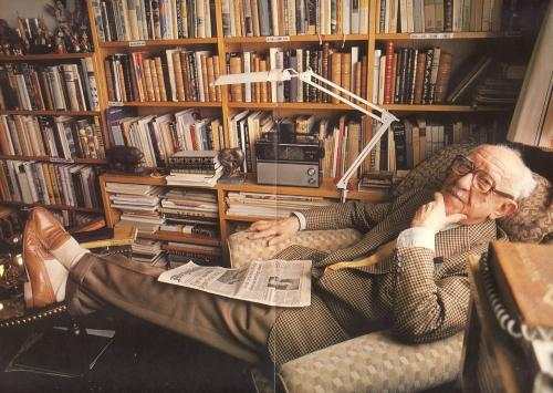 Mynd af Halldóri Laxness umkringdum bókum.