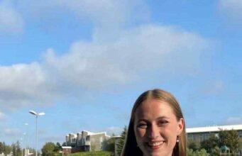 Kennir tvítyngdum krökkum í Kúveit Jóhanna María útskrifast sem kennari /aðsend