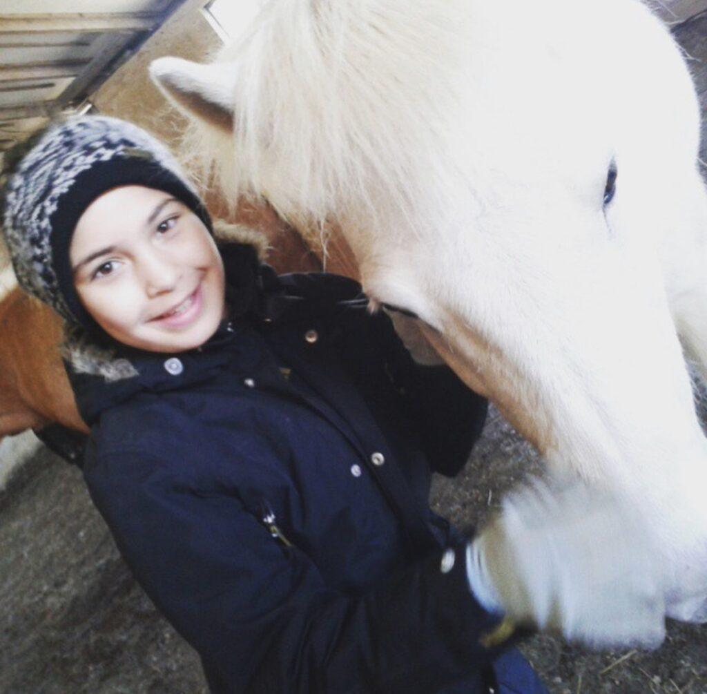 Mynd af Mariyam sem krakki með hesti