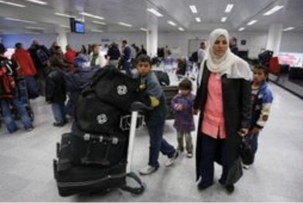 Mariyam og fjölskylda á Keflavíkurflugvelli