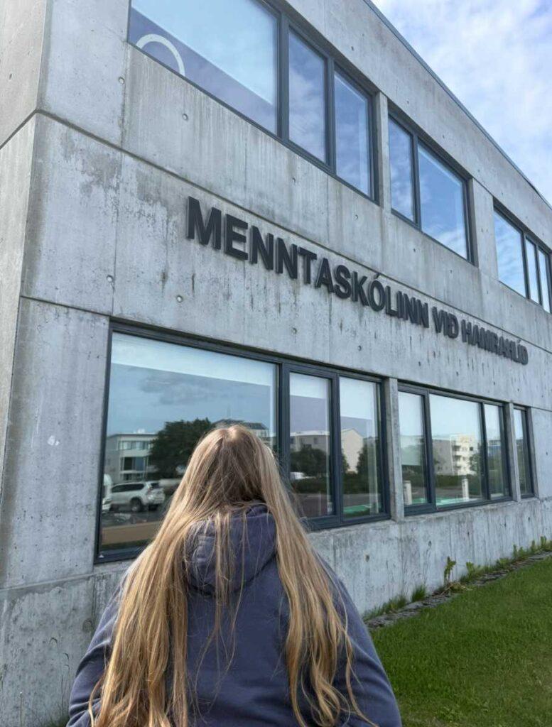 Mynd af stúlku að horfa á Menntaskólann við Hamrahlíð
