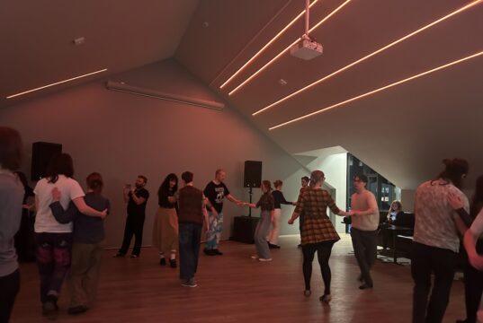 Nemendur stíga taktinn Nemendur HÍ og aðrir að dansa.