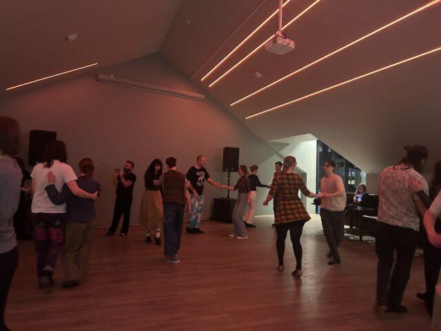 Nemendur HÍ og aðrir að dansa.