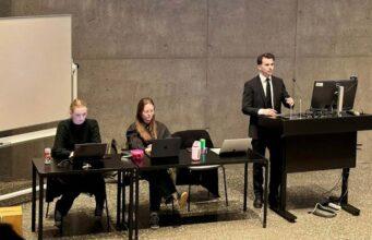 Vantrauststillögu á rektor frestað um tvær vikur