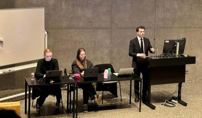 Vantrauststillögu á rektor frestað um tvær vikur