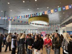 Háskóladagurinn opnar nýjar leiðir í lífinu Fólk á Háskólatorgi.