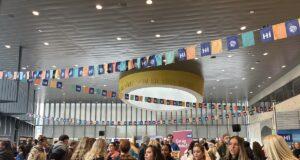 Háskóladagurinn opnar nýjar leiðir í lífinu Fólk á Háskólatorgi.