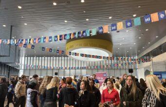 Háskóladagurinn opnar nýjar leiðir í lífinu Fólk á Háskólatorgi.