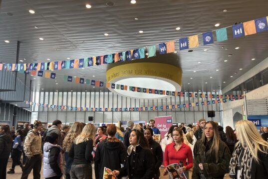 Háskóladagurinn opnar nýjar leiðir í lífinu Fólk á Háskólatorgi.