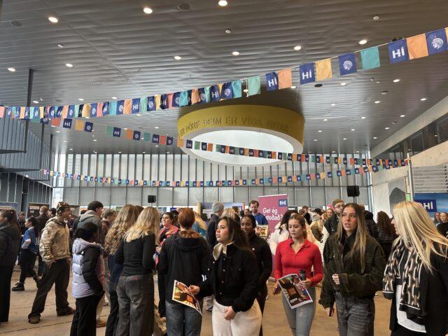 Fólk á Háskólatorgi.