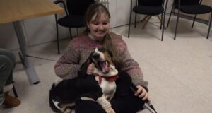 Hlé frá námi með hundi á Háskólatorgi